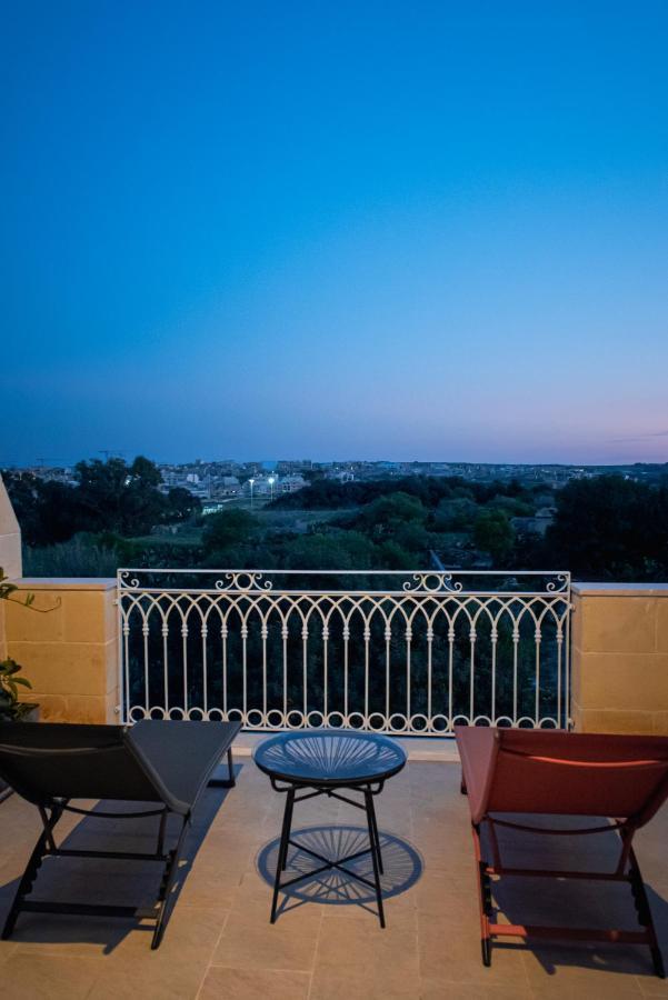 Bed and Breakfast The Carob Tree à Victoria Extérieur photo